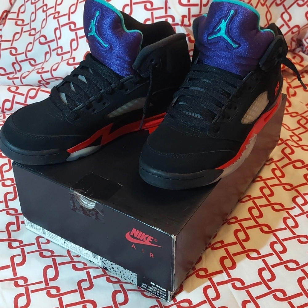 Air Jordan Retro 5 basketball shoe like new